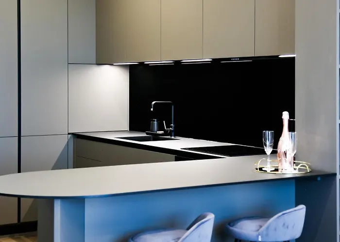 Luxury City-center In - Parking Included Lägenhet